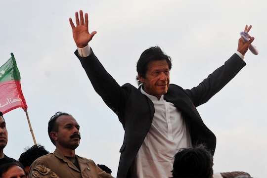 पाकिस्तान इलेक्शन LIVE: इमरान खान की ज़िंदगी के वो राज़, जिसे सुनकर आज भी हैरान है दुनियाPakistan election 2018 and political leader and cricketer Imran khan