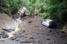 VIDEO: बादल फटने से 5 गाड़ियां बहीं, ग्रामीण बोले-जो कुछ चपेट में आया, बह गया