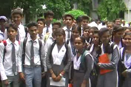 स्कूल प्रबंधन की शिकायत लेकर कलेक्टोरेट पहुंचे विद्यार्थी.