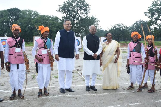 दंतेवाड़ा में आदिवासी बच्चों के साथ राष्ट्रपति रामनाथ कोविंद, सीएम डॉ. रमन सिंह व अन्य.