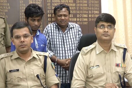 जमशेदपुर : पुलिस ने बांग्लादेशी ठग को जमशेदपुर में रह रहे उसके रिश्तेदार के साथ गिरफ्तार किया.