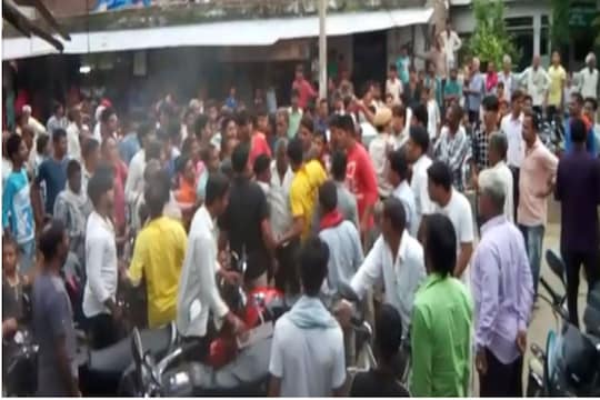 अमरपुरा में युवकों को मारती भीड़। फोटो: न्यूज18 राजस्थान