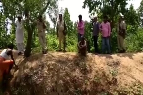 कोडरमा के बेरहवा जंगल में अज्ञात लाश के पास पुलिस