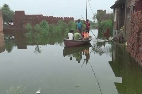 मुरादाबाद में कॉलोनी में चलती नाव.