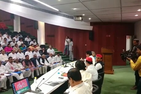 बैठक में पहुंचे अखिलेश यादव
