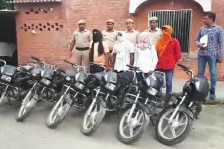 गिरफ्तार आरोपी और उनसे बरामद बाइक.