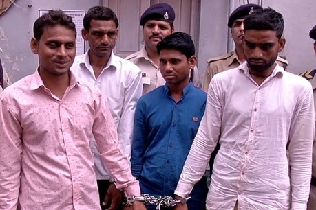 व्यापम घोटाले में CBI कोर्ट ने सुनाया पहला फैसला, चार दोषियों को सुनाई सज़ा व्यापम घोटाले में CBI कोर्ट ने सुनाया पहला फैसला, चार दोषियों को सुनाई सज़ा