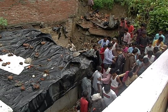 भारी बारिश से देहरादून मेें सात लोगों की मौत हो गई है. एक मकान की दीवार ढहने से पांच लोगों का पूरी परिवार काल के गाल मेें समा गया है.