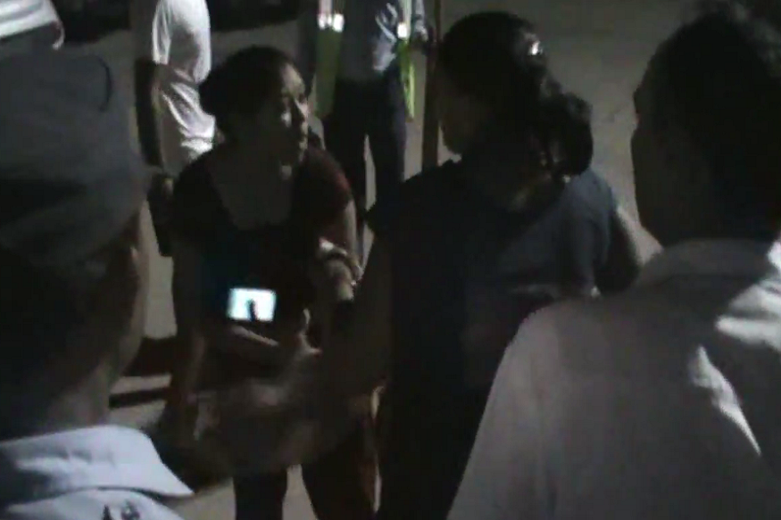 VIDEO: अस्पताल के गेट पर भिड़ गयीं दो महिलाएं, देखिए फिर क्या हुआ