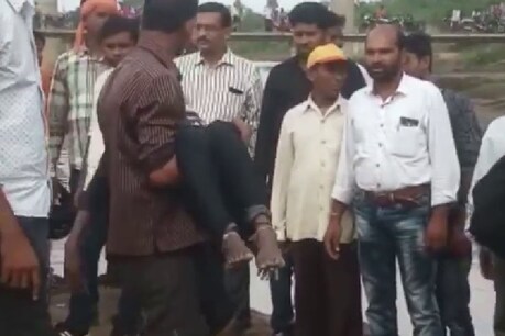 घटना स्थल के आसपास मौजूद लोगों ने छात्राओं को नदी में से निकाला.