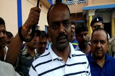 कोडरमा - पांच दिनों के अंदर मुहल्ले में दूसरी बार हुई डकैती की शिकायत पर पहुंचे एसपी एम. तमिल वाणन
