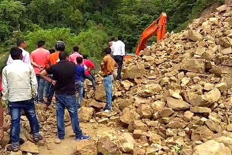 एसआईटी की जांच के दायरे में दो आईएएस अफसर पंकज पांडेय और चंद्रेश कुमार आए हैं.