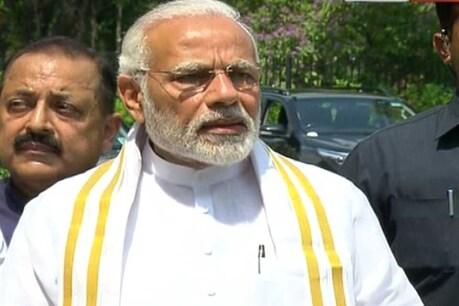 जब सांसद का भाषण पूरा होने तक चुपचाप पीछे खड़े रहे पीएम मोदी जब सांसद का भाषण पूरा होने तक चुपचाप पीछे खड़े रहे पीएम मोदी