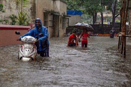 लगातार हो रही तेज बारिश की वजह से मुंबई के कई इलाकों में बाढ़ की स्थिति हो गई है.