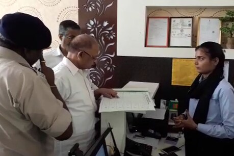 होटल में छानबीन करते आयुक्त व डीआईजी