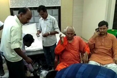 इलाज करवाते स्वामी अग्निवेश