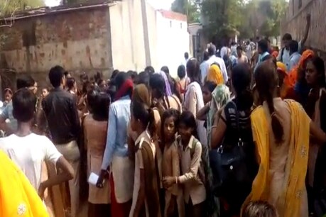 दौसा में छात्राओं ने विद्यालय का गेट बंद कर जड़ दिया ताला दौसा में छात्राओं ने विद्यालय का गेट बंद कर जड़ दिया ताला