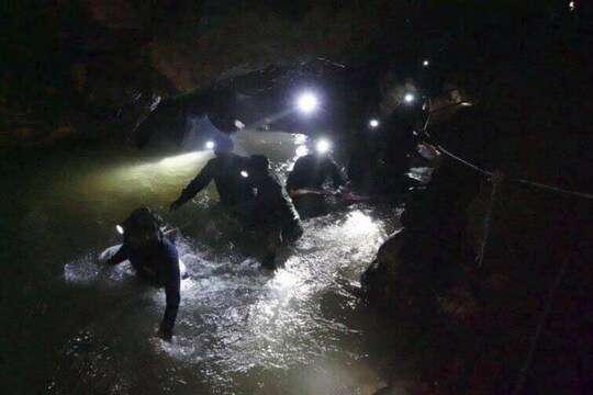 रविवार को गुफा में फंसे चार लड़कों को बाहर निकाला गया.