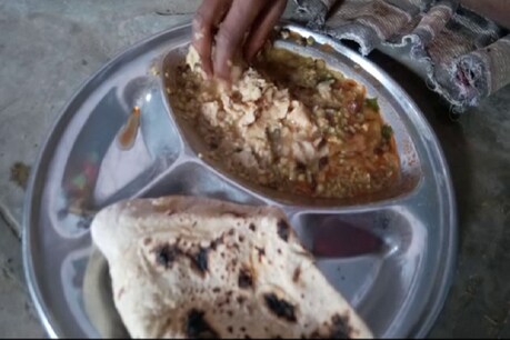 ऐसे कच्चे-पक्के भोजन से हुई15 दिन बाद मिड-डे मील की शुरुआत