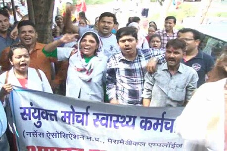 ग्वालियर में स्वास्थ्यकर्मियों के हड़ताल व नारेबाजी का दृश्य