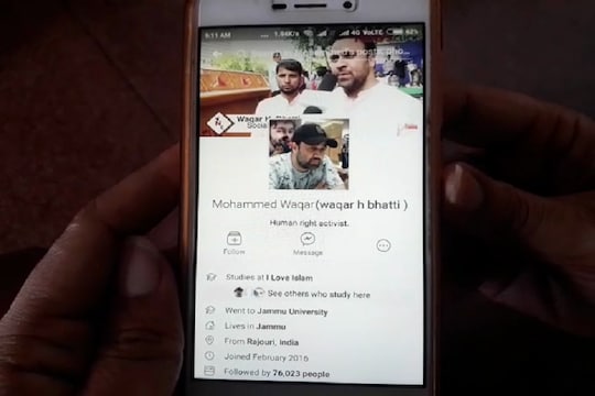 कश्मीरी युवक मोहम्मद वकार भाटी का फेसबुक पर वायरल आपत्तिजनक वीडियो देखती पुलिस