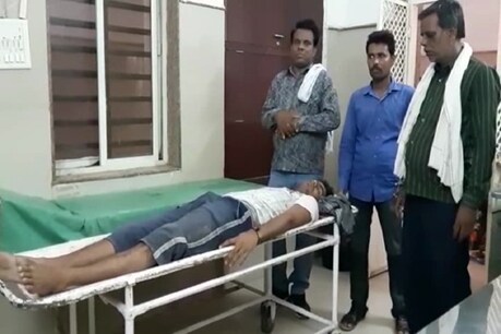 कर्ज से परेशान किसान ने खाया जहर, जिला अस्पताल में किया जा रहा इलाज कर्ज से परेशान किसान ने खाया जहर, जिला अस्पताल में किया जा रहा इलाज