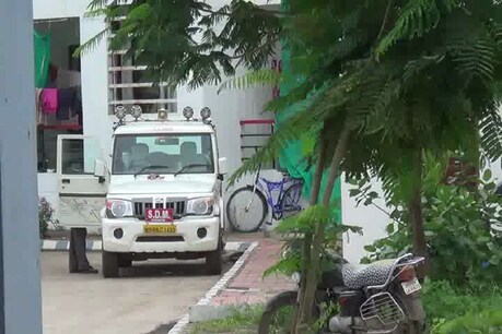 चिकित्सक के आवास पर कब्जा जमाए एसडीएम