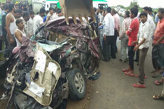 दुर्घटना के बाद क्षतिग्रस्त कार 