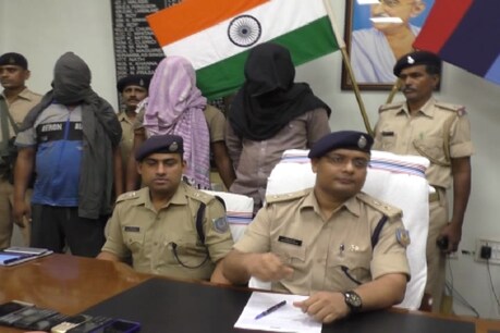 पकड़े गए आरोपियों के साथ पुलिस
