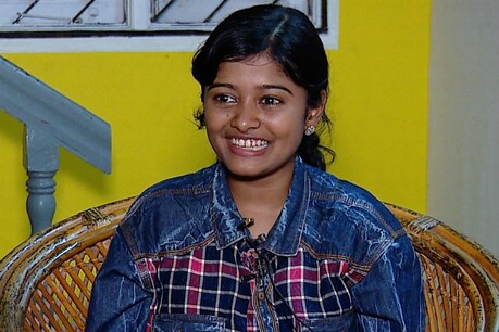 पढ़ाई के लिए मछली बेचने पर ट्रोल हुई थी ये छात्रा, अब केरल बाढ़ के लिए डोनेट किए डेढ़ लाख पढ़ाई के लिए मछली बेचने पर ट्रोल हुई थी ये छात्रा, अब केरल बाढ़ के लिए डोनेट किए डेढ़ लाख