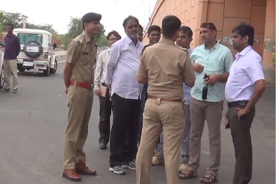कार्यक्रम के लिए रूट का निरीक्षण करते जिला कलक्टर व पुलिस अधीक्षक।  फोटो: न्यूज18 राजस्थान 