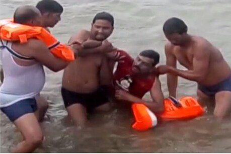 नदी में बहे युवक को रेस्क्यू करके लाती टीम। फोटो: न्यूज18 राजस्थान