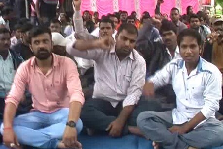 धमतरी में हड़ताल पर बैठे कर्मचारी.