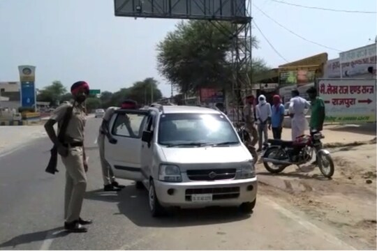 नाकाबंदी के दौरान वाहनों की तलाशी लेती पुलिस।फोटो: न्यूज18 राजस्थान 