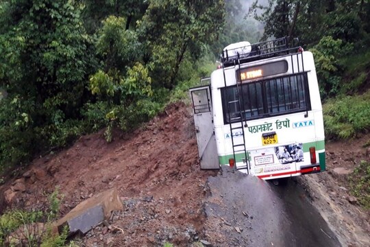हिमाचल में बारिश के बाद मनाली-अमृतसर बस हादसे का शिकार होते होते बच गई.