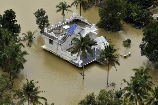 दक्षिणी केरल के चेंगान्नूर में बाढ़ में डूबे घर की तस्वीर (PTI)