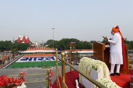 लाल किले से देशवासियों को संबोधित करते पीएम मोदी