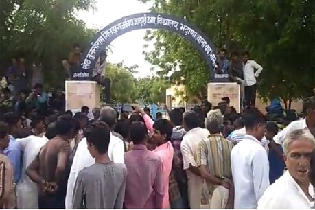 स्कूल के सामने प्रदर्शन करते ग्रामीण।फोटो: न्यूज 18 राजस्थान