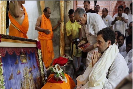 जयपुर में गोविंददेव जी मंदिर में पूजा अर्चना करते राहुल गांधी। फोटो ट्वीटर