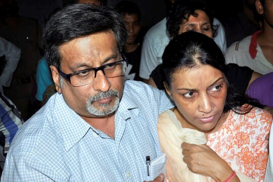 आरुषि के पिता राजेश तलवार और मां नूपुर तलवार (फाइल फोटो-PTI)