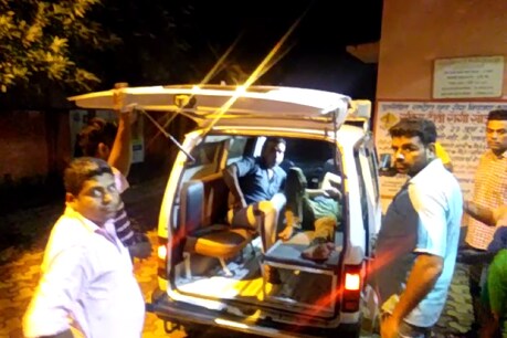 शामली: दो पक्षों में जमकर हुआ खूनी संघर्ष, गोली लगने से 4 लोग घायल शामली: दो पक्षों में जमकर हुआ खूनी संघर्ष, गोली लगने से 4 लोग घायल