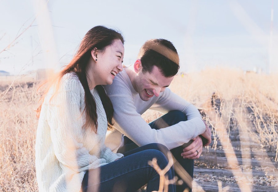  कई अध्ययनों से संकेत मिलता है कि महिलाएं पुरुषों के प्रति अधिक आकर्षित होती हैं जो उन्हें हंसा सकते हैं. (images credit: pixabay and pexels.com)