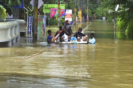 आपबीती: 'बाढ़ के पानी में डूब गया घर, कमरे में तैर रहे थे सांप' आपबीती: 'बाढ़ के पानी में डूब गया घर, कमरे में तैर रहे थे सांप'