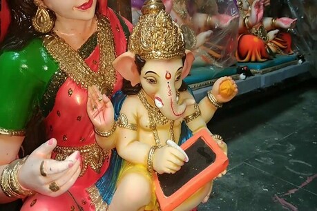 मुंबई से सटे उपनगरीय इलाके आंबवणे यांच्या गणेश चित्रकला मंदिर पिछले कई दशक से मॉरीशस और इंडोनेशिया में बसे भारतीयों को गणेश चतुर्थी के मौके पर मूर्ति की सप्लाई करता आ रहा है.