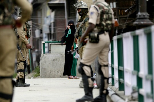 कश्मीर: आतंकियों के मददगार 4 युवकों पर पर लगा PSA

Representative image (Reuters)