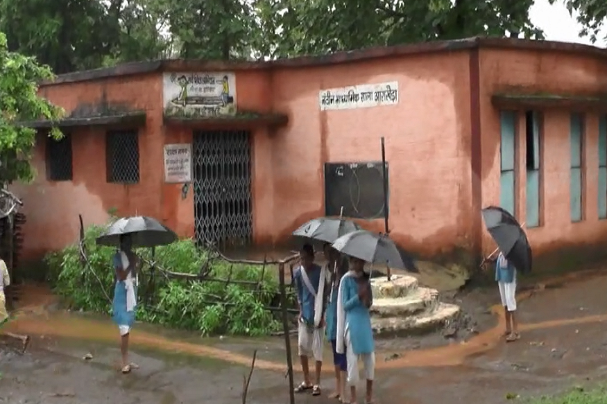 VIDEO: हल्की बारिश ने खोली खंडवा में शिक्षा व्यवस्था की पोल