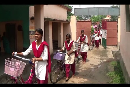 साइकिल के साथ स्कूल आती बालिकाएं