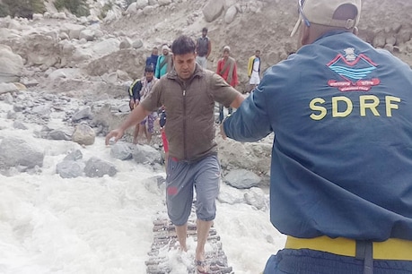 गोमुख से आने वाले 40 से ज्यादा फंसे कांवड़ियों को SDRF ने सुरक्षित निकाला गोमुख से आने वाले 40 से ज्यादा फंसे कांवड़ियों को SDRF ने सुरक्षित निकाला