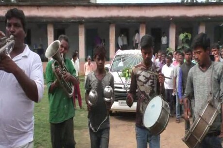 छात्रों ने शिक्षक को दी अनोखी विदाई