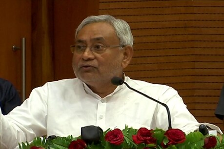 शेल्टर होम रेप केस: विपक्ष ने पूछा कहां गई नीतीश की नैतिकता? जेडीयू-हमें न दें सर्टिफिकेट शेल्टर होम रेप केस: विपक्ष ने पूछा कहां गई नीतीश की नैतिकता? जेडीयू-हमें न दें सर्टिफिकेट
